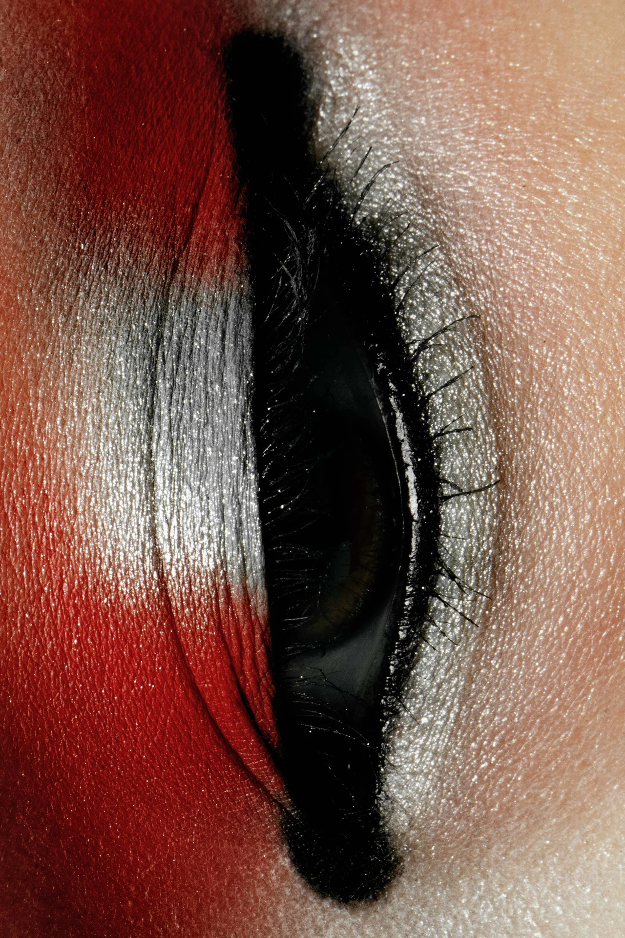 A DAY IN RED 2318 crop ceja copia min